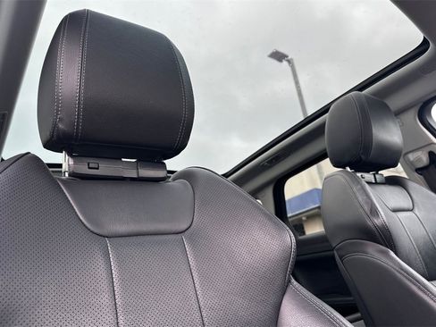 Used 2019 Land Rover Range Rover Evoque SE image 14