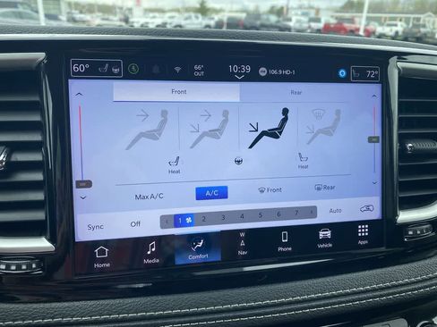 Used 2024 Chrysler Pacifica Select image 19