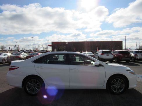 Used 2017 Toyota Camry SE w/ Moonroof Package image 6