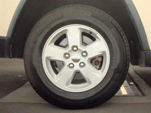 Used 2012 Jeep Grand Cherokee Laredo w/ Laredo E Group image 11