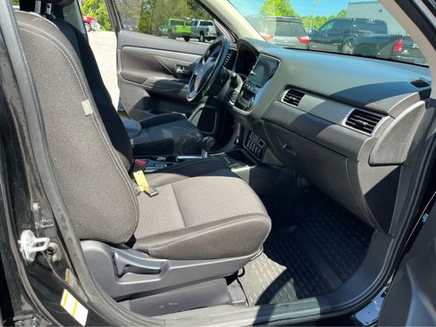 Used 2017 Mitsubishi Outlander SE AWD/4WD image 35