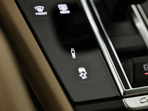Certified 2023 Porsche Cayenne Coupe AWD/4WD image 40