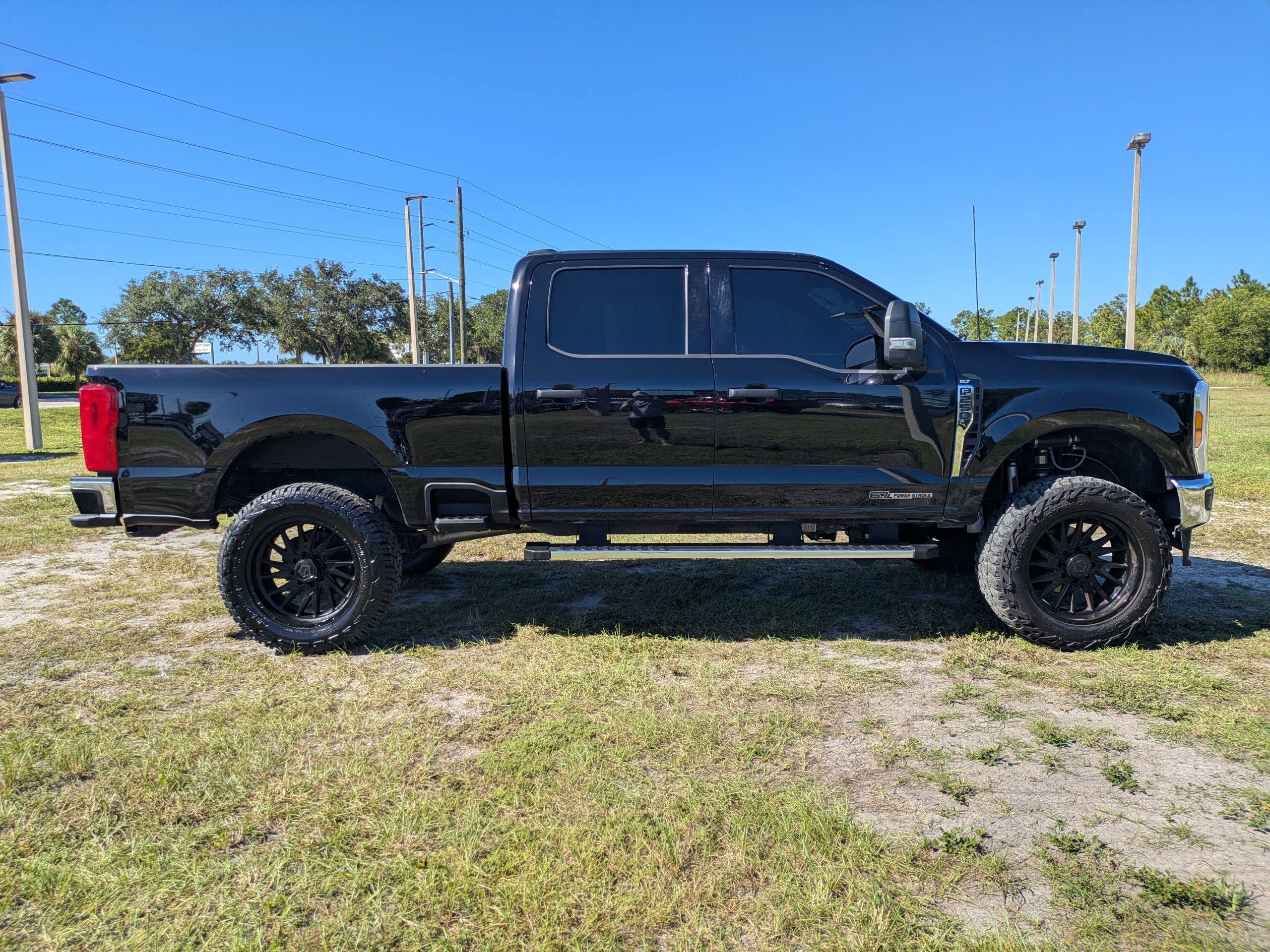 Used 2025 Ford F250 XLT w/ FX4 Off-Road Package AWD/4WD image 3