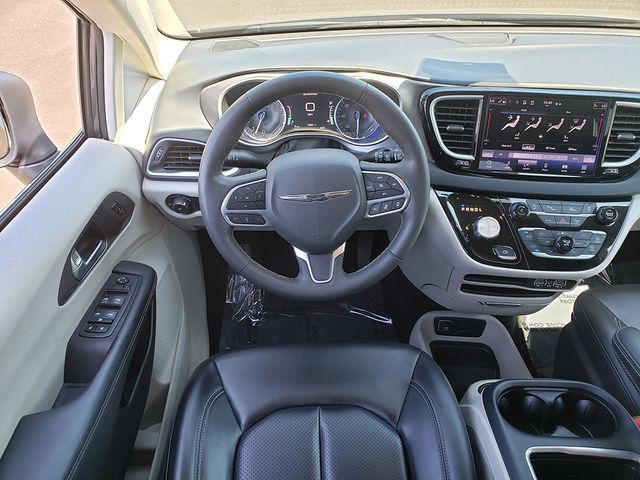 Used 2023 Chrysler Pacifica Touring-L FWD image 14