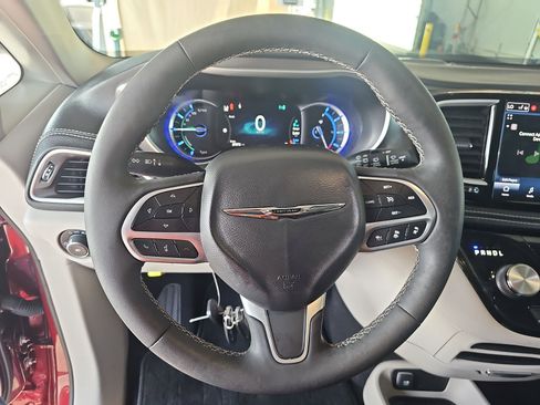 Used 2023 Chrysler Pacifica Touring-L FWD image 8