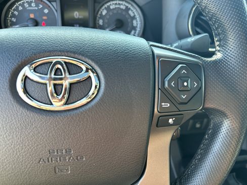Used 2016 Toyota Tacoma TRD Off-Road w/ Premium & Technology Package AWD/4WD image 25