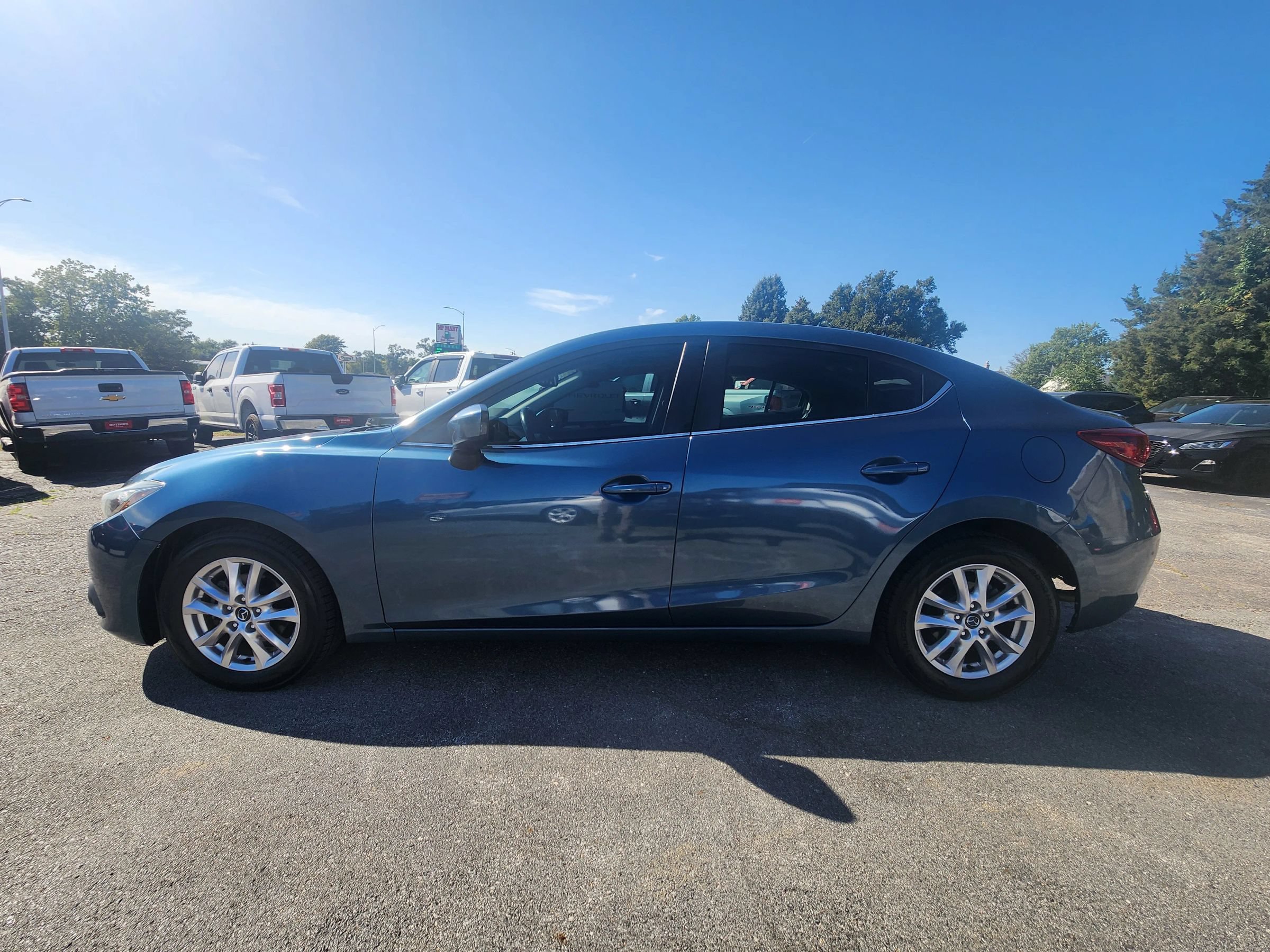 Used 2016 MAZDA MAZDA3 i Touring w/ Popular Equipment Package FWD image 4