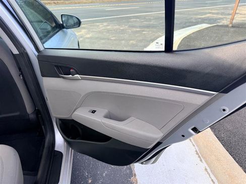 Used 2019 Hyundai Elantra SE image 16