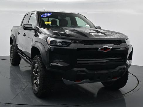 Used 2025 Chevrolet Colorado ZR2 AWD/4WD image 3