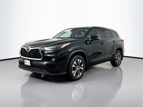 Used 2023 Toyota Highlander XLE w/ Protection Package #3 (TMS) AWD/4WD image 3