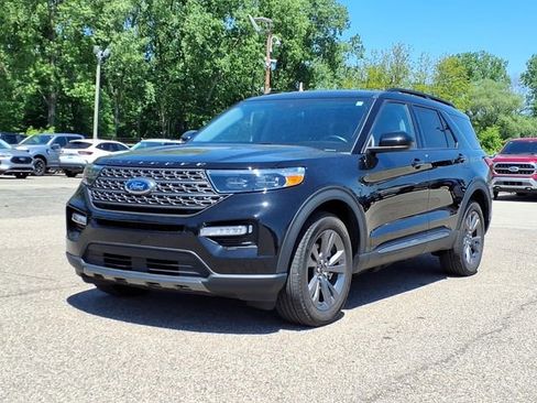 Certified 2023 Ford Explorer XLT w/ Equipment Group 202A AWD/4WD image 3