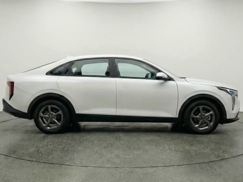 Used 2025 Kia K4 LXS image 11