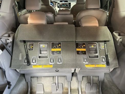 Used 2014 Toyota Sienna XLE image 15