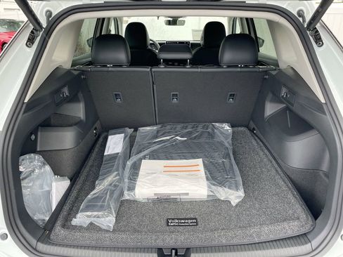 New 2025 Volkswagen Tiguan SE image 47