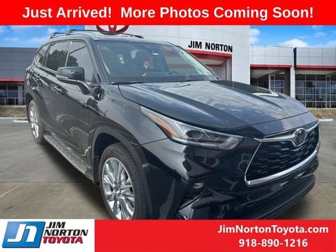Used 2021 Toyota Highlander Limited FWD image 1