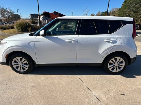 Used 2020 Kia Soul LX image 11