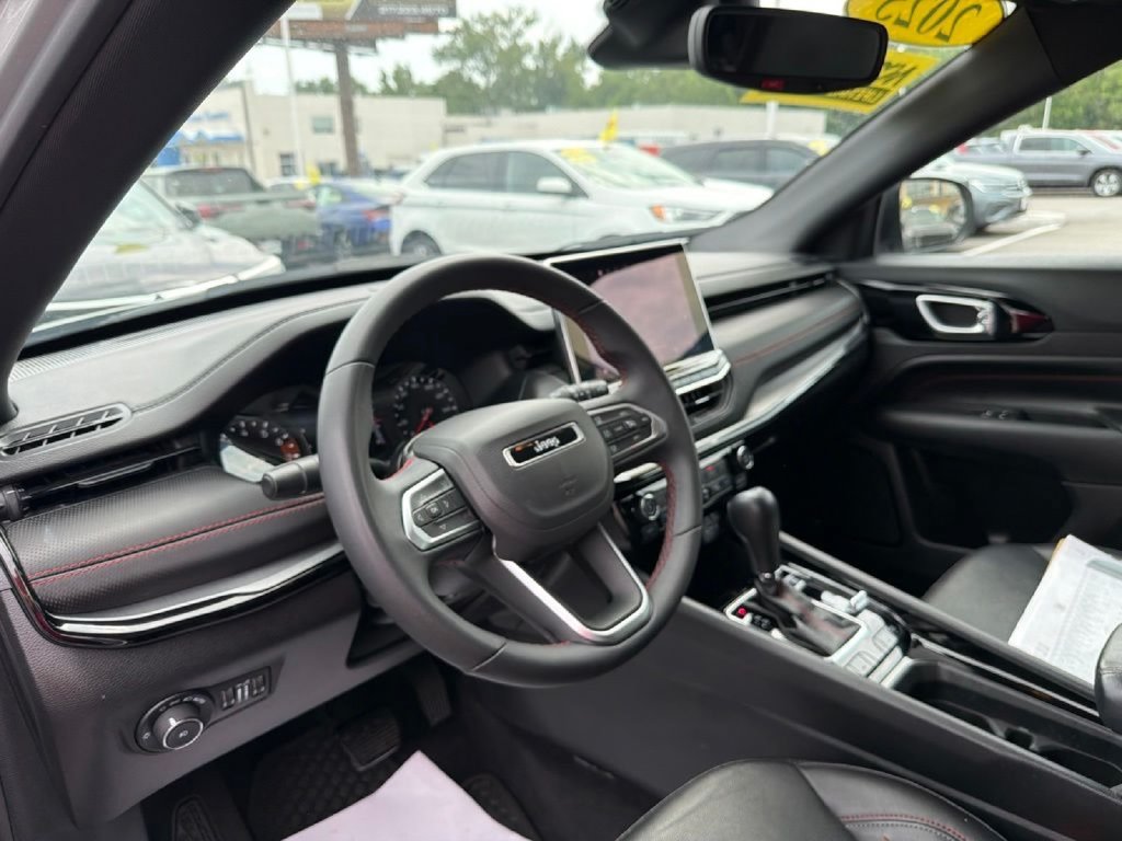 Used 2025 Jeep Compass Trailhawk AWD/4WD image 15