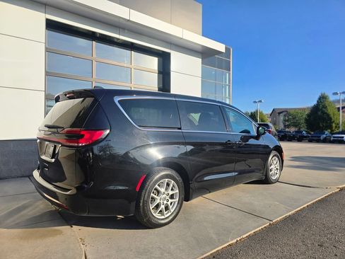 Used 2024 Chrysler Pacifica Touring-L FWD image 9