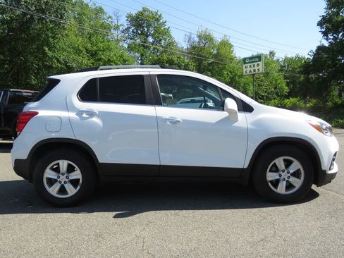 Used 2018 Chevrolet Trax LT w/ LT Convenience Package FWD image 4