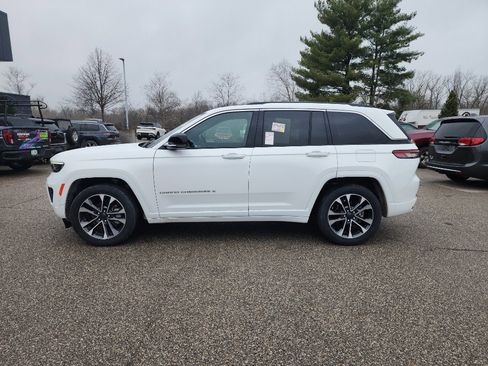 Used 2023 Jeep Grand Cherokee Overland w/ Luxury Tech Group IV image 4