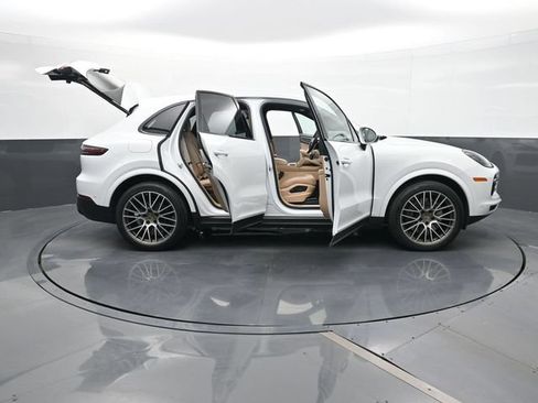 Certified 2023 Porsche Cayenne Platinum Edition AWD/4WD image 33
