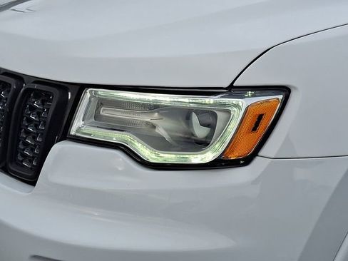 Used 2018 Jeep Grand Cherokee Overland image 9