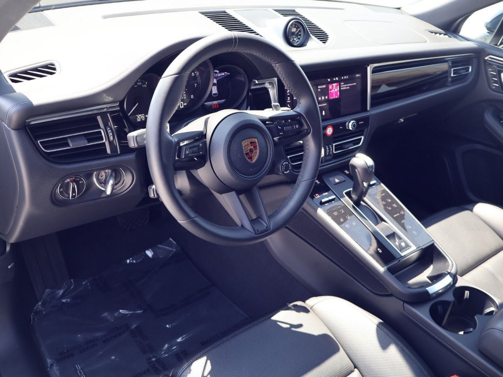 Certified 2026 Porsche Macan AWD/4WD image 4