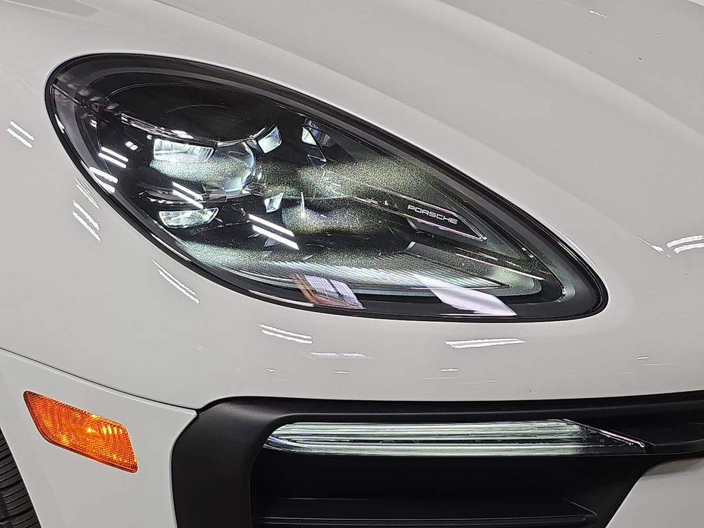 Certified 2026 Porsche Macan AWD/4WD image 12