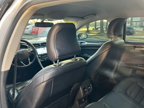 Used 2017 Ford Fusion SE w/ Fusion SE Technology Package image 13