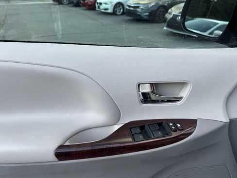 Used 2014 Toyota Sienna XLE image 9