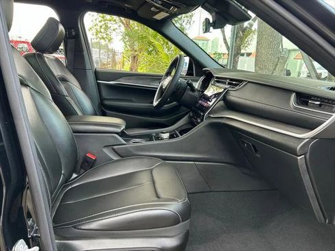Certified 2025 Jeep Grand Cherokee Limited w/ MOPAR Finishing Package RWD image 37