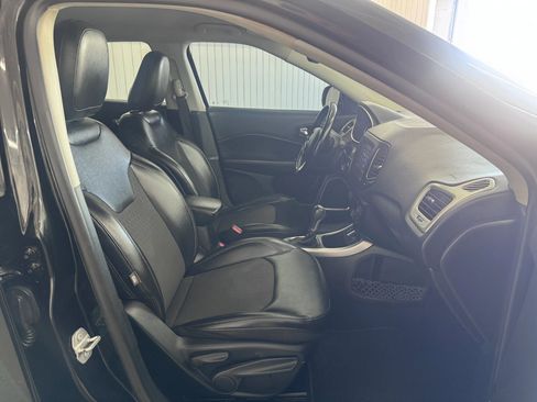 Used 2019 Jeep Compass Latitude FWD image 10