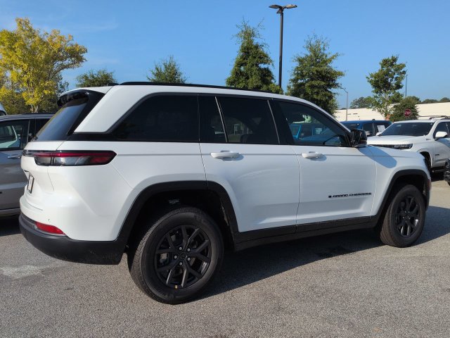 New 2027 Jeep Grand Cherokee Altitude RWD image 4