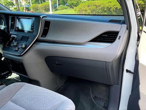 Used 2019 Toyota Sienna LE FWD image 14