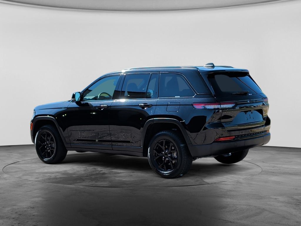 Used 2025 Jeep Grand Cherokee Altitude AWD/4WD image 5