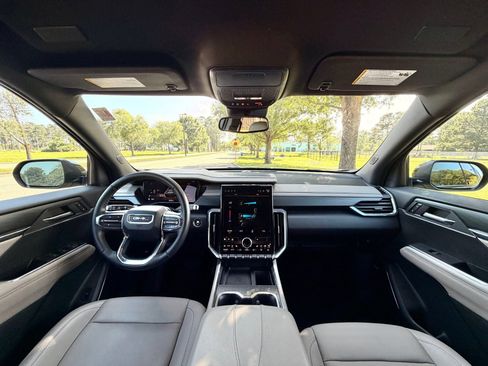 Used 2024 GMC Acadia Elevation w/ Luxury Package FWD image 2