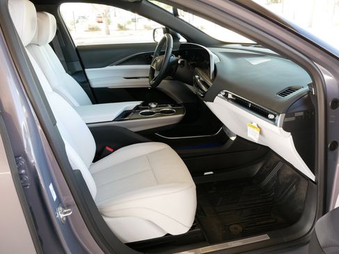 Used 2025 Cadillac Lyriq Luxury image 8