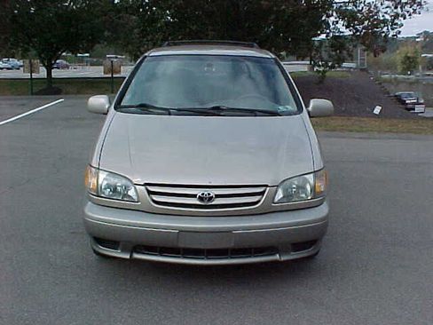 Used 2002 Toyota Sienna LE w/ Symphony Pkg image 3