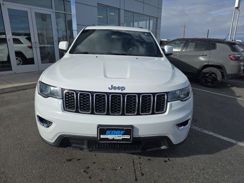 Used 2019 Jeep Grand Cherokee Laredo image 2