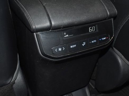 Used 2020 Toyota Highlander XLE image 32