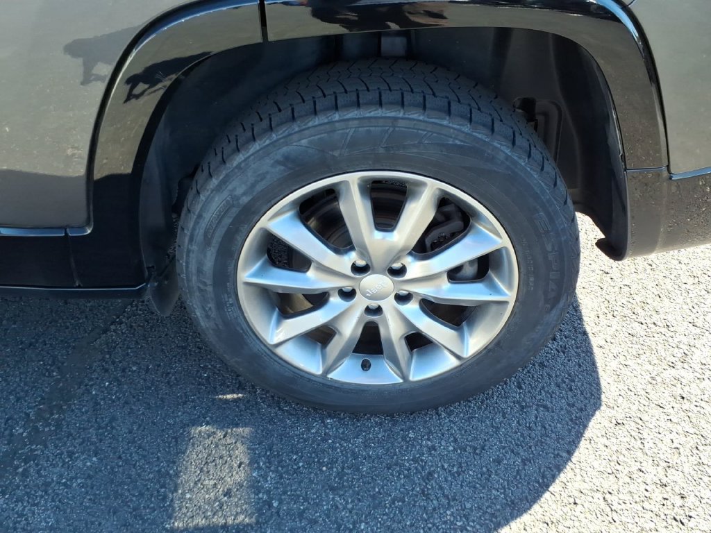 Used 2018 Jeep Cherokee Latitude AWD/4WD image 12