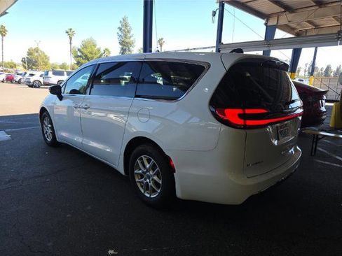 Used 2024 Chrysler Pacifica Touring-L FWD image 4