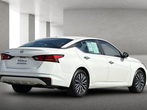 Used 2025 Nissan Altima 2.5 SV FWD image 4