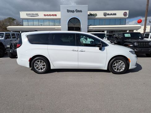 New 2025 Chrysler Pacifica Select image 4