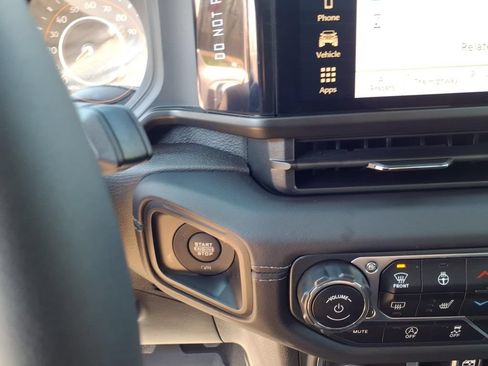 Used 2025 Jeep Gladiator Rubicon w/ Convenience Group AWD/4WD image 16
