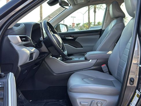 Certified 2024 Toyota Highlander XLE image 26