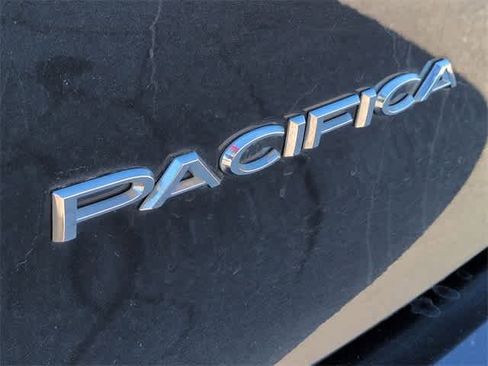 Used 2020 Chrysler Pacifica Touring image 13