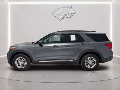 Used 2023 Ford Explorer XLT AWD/4WD image 2