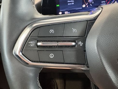 Used 2025 Chevrolet Traverse LT FWD image 13