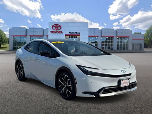 Used 2023 Toyota Prius Prime FWD image 2